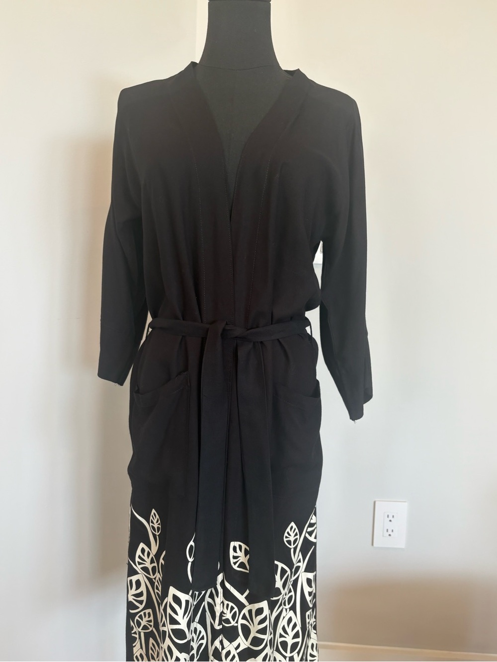 Black & White Floral Belted Robe with Pockets – Size M